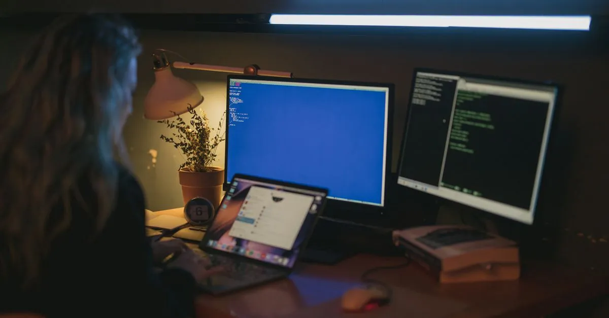 Support specialist assisting a colleague with a workstation issue at a service desk